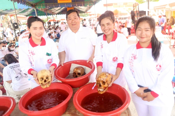 รูป-จิตอาสาร่วมพิธี “ล้างน้ำชา” ทำความสะอาดกระดูกศพไร้ญาติก่อนฌาปนกิจในพิธีล้างป่าช้า-24