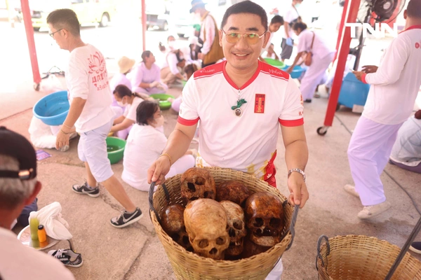 รูป-จิตอาสาร่วมพิธี “ล้างน้ำชา” ทำความสะอาดกระดูกศพไร้ญาติก่อนฌาปนกิจในพิธีล้างป่าช้า-30