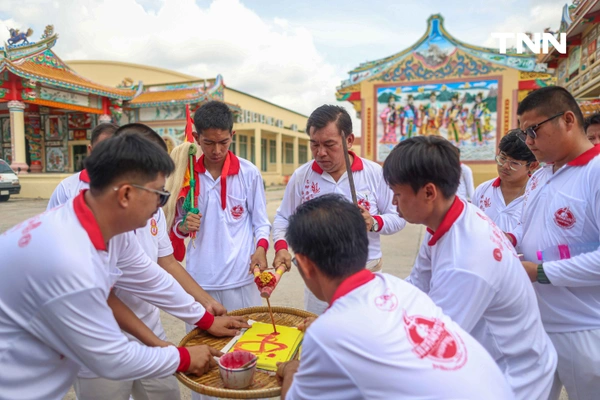 รูป-จิตอาสาร่วมพิธี “ล้างน้ำชา” ทำความสะอาดกระดูกศพไร้ญาติก่อนฌาปนกิจในพิธีล้างป่าช้า-12