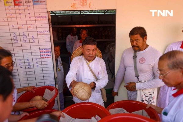 รูป-จิตอาสาร่วมพิธี “ล้างน้ำชา” ทำความสะอาดกระดูกศพไร้ญาติก่อนฌาปนกิจในพิธีล้างป่าช้า-16