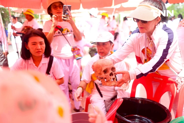 รูป-จิตอาสาร่วมพิธี “ล้างน้ำชา” ทำความสะอาดกระดูกศพไร้ญาติก่อนฌาปนกิจในพิธีล้างป่าช้า-18