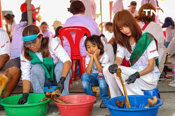 รูป-จิตอาสาร่วมพิธี “ล้างน้ำชา” ทำความสะอาดกระดูกศพไร้ญาติก่อนฌาปนกิจในพิธีล้างป่าช้า-7