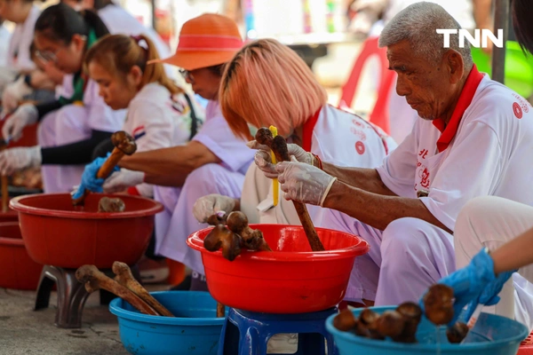 รูป-จิตอาสาร่วมพิธี “ล้างน้ำชา” ทำความสะอาดกระดูกศพไร้ญาติก่อนฌาปนกิจในพิธีล้างป่าช้า-4