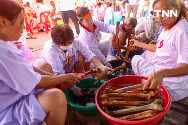 รูป-จิตอาสาร่วมพิธี “ล้างน้ำชา” ทำความสะอาดกระดูกศพไร้ญาติก่อนฌาปนกิจในพิธีล้างป่าช้า-33