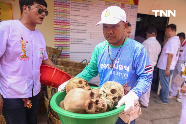 รูป-จิตอาสาร่วมพิธี “ล้างน้ำชา” ทำความสะอาดกระดูกศพไร้ญาติก่อนฌาปนกิจในพิธีล้างป่าช้า-19
