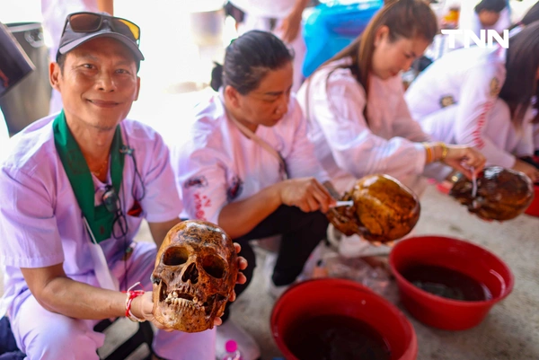 รูป-จิตอาสาร่วมพิธี “ล้างน้ำชา” ทำความสะอาดกระดูกศพไร้ญาติก่อนฌาปนกิจในพิธีล้างป่าช้า-28