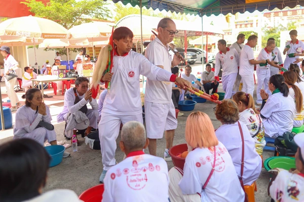 รูป-จิตอาสาร่วมพิธี “ล้างน้ำชา” ทำความสะอาดกระดูกศพไร้ญาติก่อนฌาปนกิจในพิธีล้างป่าช้า-15