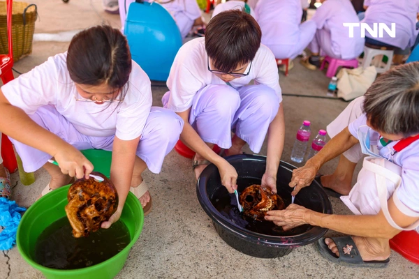 รูป-จิตอาสาร่วมพิธี “ล้างน้ำชา” ทำความสะอาดกระดูกศพไร้ญาติก่อนฌาปนกิจในพิธีล้างป่าช้า-29
