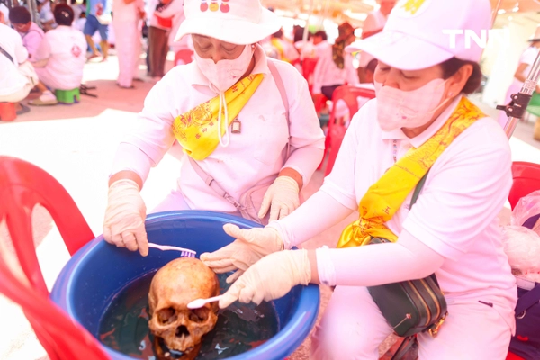 รูป-จิตอาสาร่วมพิธี “ล้างน้ำชา” ทำความสะอาดกระดูกศพไร้ญาติก่อนฌาปนกิจในพิธีล้างป่าช้า-22