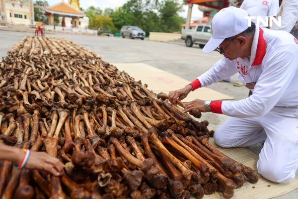 รูป-จิตอาสาร่วมพิธี “ล้างน้ำชา” ทำความสะอาดกระดูกศพไร้ญาติก่อนฌาปนกิจในพิธีล้างป่าช้า-35