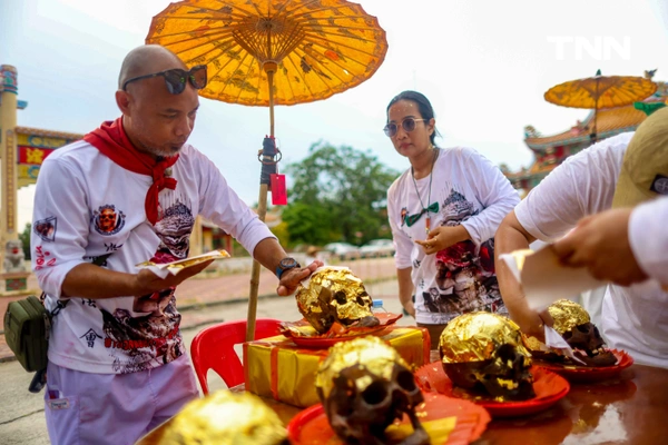 รูป-แปะแผ่นทองกระโหลกศพไร้ญาติ “เลือกหัวหน้าผี” ตามความเชื่อส่วนหนึ่งในพิธีล้างป่าช้า-21