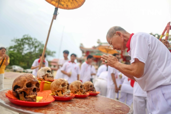 รูป-แปะแผ่นทองกระโหลกศพไร้ญาติ “เลือกหัวหน้าผี” ตามความเชื่อส่วนหนึ่งในพิธีล้างป่าช้า-17