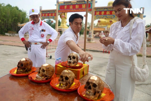 รูป-แปะแผ่นทองกระโหลกศพไร้ญาติ “เลือกหัวหน้าผี” ตามความเชื่อส่วนหนึ่งในพิธีล้างป่าช้า-18