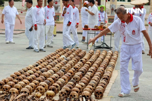 รูป-แปะแผ่นทองกระโหลกศพไร้ญาติ “เลือกหัวหน้าผี” ตามความเชื่อส่วนหนึ่งในพิธีล้างป่าช้า-12
