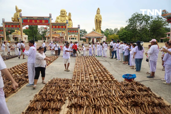รูป-แปะแผ่นทองกระโหลกศพไร้ญาติ “เลือกหัวหน้าผี” ตามความเชื่อส่วนหนึ่งในพิธีล้างป่าช้า-19