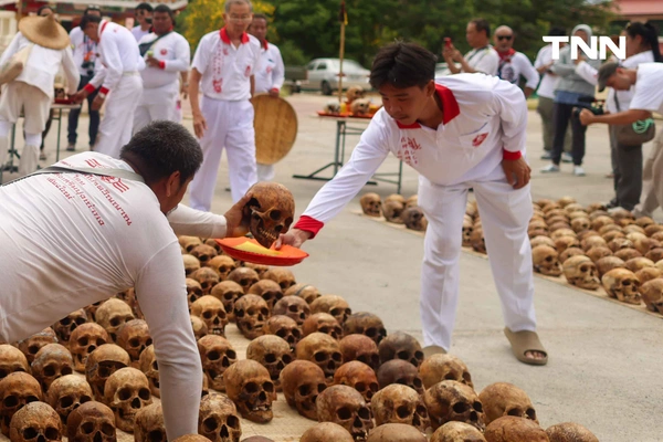 รูป-แปะแผ่นทองกระโหลกศพไร้ญาติ “เลือกหัวหน้าผี” ตามความเชื่อส่วนหนึ่งในพิธีล้างป่าช้า-16