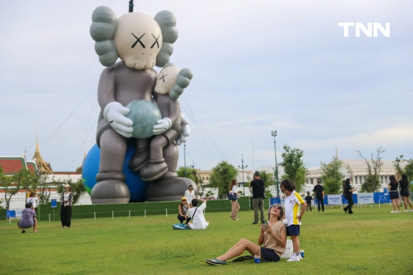 รูป-จัดครั้งแรกในไทย ประติมากรรม COMPANION จาก KAWS ขนาดมหึมาใจกลางสนามหลวง-9