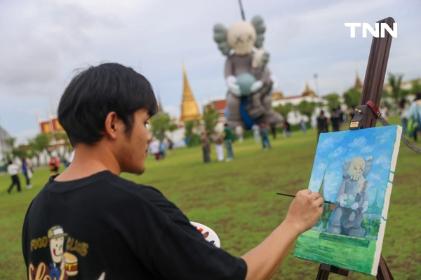 รูป-จัดครั้งแรกในไทย ประติมากรรม COMPANION จาก KAWS ขนาดมหึมาใจกลางสนามหลวง-11