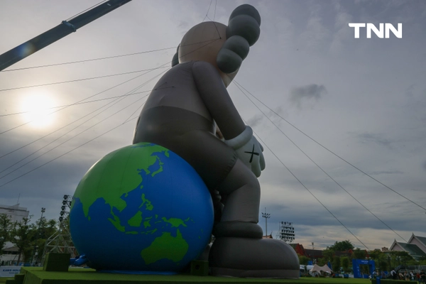 รูป-จัดครั้งแรกในไทย ประติมากรรม COMPANION จาก KAWS ขนาดมหึมาใจกลางสนามหลวง-8