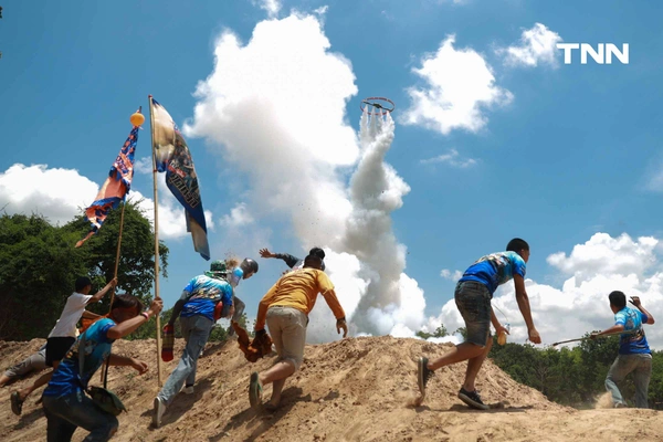 รูป-อลังการขึ้นสู่ฟ้า งานประเพณีบุญบั้งไฟตะไลล้าน บ้านกุดหว้า จ.กาฬสินธุ์-21