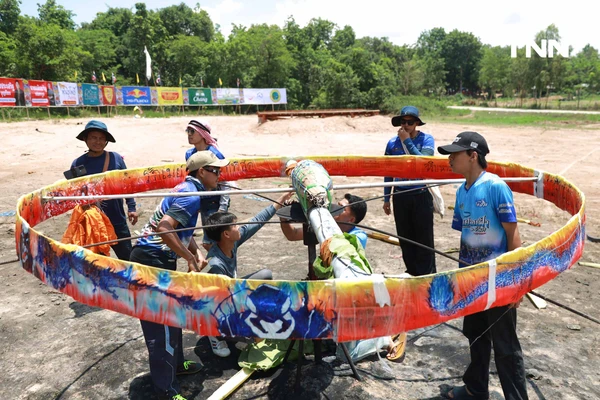รูป-อลังการขึ้นสู่ฟ้า งานประเพณีบุญบั้งไฟตะไลล้าน บ้านกุดหว้า จ.กาฬสินธุ์-17
