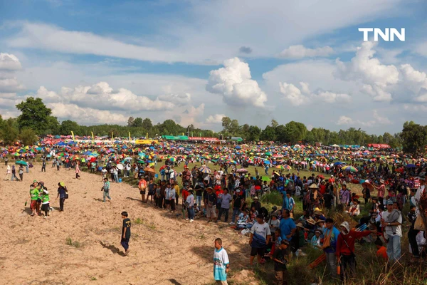 รูป-อลังการขึ้นสู่ฟ้า งานประเพณีบุญบั้งไฟตะไลล้าน บ้านกุดหว้า จ.กาฬสินธุ์-24