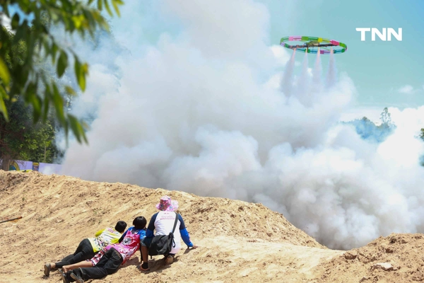 รูป-อลังการขึ้นสู่ฟ้า งานประเพณีบุญบั้งไฟตะไลล้าน บ้านกุดหว้า จ.กาฬสินธุ์-13