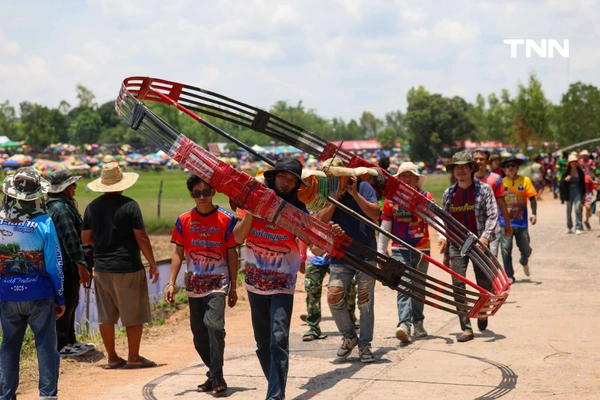 รูป-อลังการขึ้นสู่ฟ้า งานประเพณีบุญบั้งไฟตะไลล้าน บ้านกุดหว้า จ.กาฬสินธุ์-27