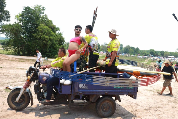 รูป-อลังการขึ้นสู่ฟ้า งานประเพณีบุญบั้งไฟตะไลล้าน บ้านกุดหว้า จ.กาฬสินธุ์-23