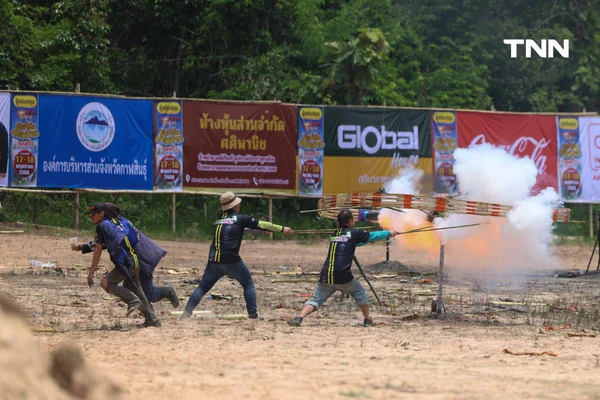 รูป-อลังการขึ้นสู่ฟ้า งานประเพณีบุญบั้งไฟตะไลล้าน บ้านกุดหว้า จ.กาฬสินธุ์-19