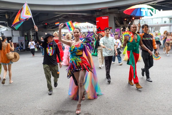 รูป-นายกฯ นำขบวนพาเหรดเปิดงาน “Bangkok Pride Parade 2025” ปักหมุดดึงดูดนักท่องเที่ยวจากทั่วโลก-14