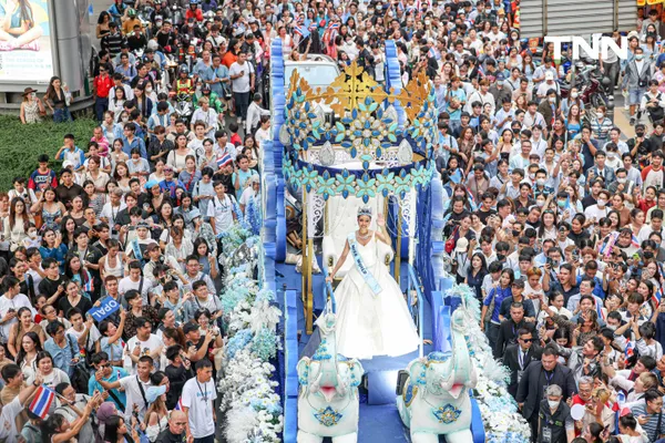 รูป-ประมวลภาพประวัติศาสตร์ขบวนแห่แห่งเกียรติยศ “โอปอล-สุชาตา” คนไทยรอรับแน่นถนนสุขุมวิท-43