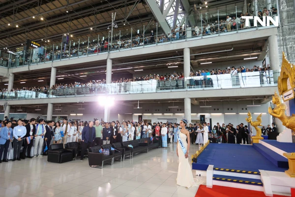 รูป-ประมวลภาพประวัติศาสตร์ขบวนแห่แห่งเกียรติยศ “โอปอล-สุชาตา” คนไทยรอรับแน่นถนนสุขุมวิท-29