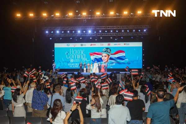 รูป-ประมวลภาพประวัติศาสตร์ขบวนแห่แห่งเกียรติยศ “โอปอล-สุชาตา” คนไทยรอรับแน่นถนนสุขุมวิท-19