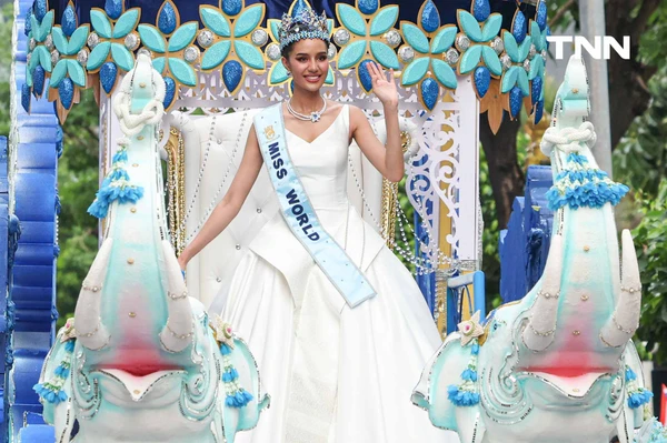 รูป-ประมวลภาพประวัติศาสตร์ขบวนแห่แห่งเกียรติยศ “โอปอล-สุชาตา” คนไทยรอรับแน่นถนนสุขุมวิท-44