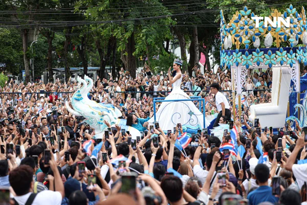 รูป-ประมวลภาพประวัติศาสตร์ขบวนแห่แห่งเกียรติยศ “โอปอล-สุชาตา” คนไทยรอรับแน่นถนนสุขุมวิท-38