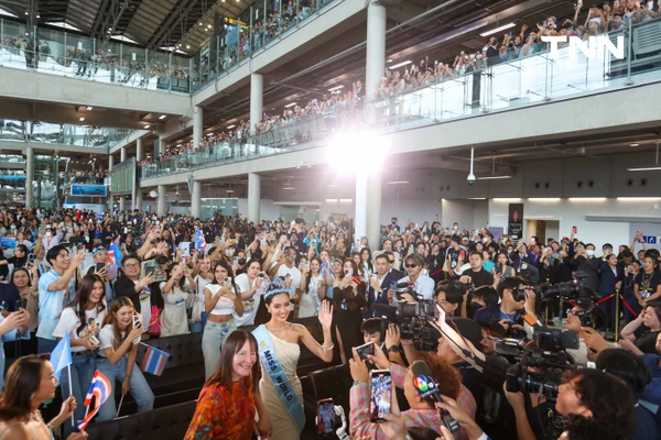 รูป-ประมวลภาพประวัติศาสตร์ขบวนแห่แห่งเกียรติยศ “โอปอล-สุชาตา” คนไทยรอรับแน่นถนนสุขุมวิท-28