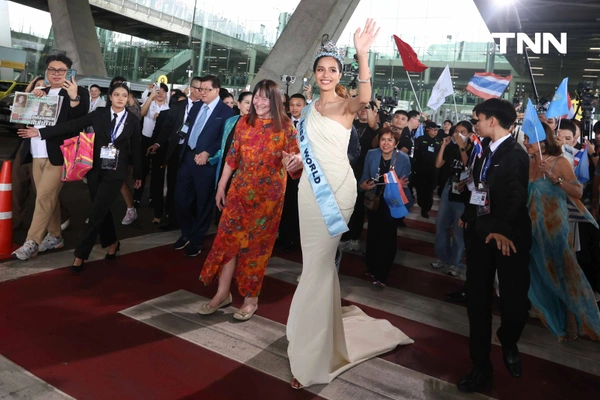 รูป-ประมวลภาพประวัติศาสตร์ขบวนแห่แห่งเกียรติยศ “โอปอล-สุชาตา” คนไทยรอรับแน่นถนนสุขุมวิท-25