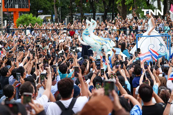 รูป-ประมวลภาพประวัติศาสตร์ขบวนแห่แห่งเกียรติยศ “โอปอล-สุชาตา” คนไทยรอรับแน่นถนนสุขุมวิท-37