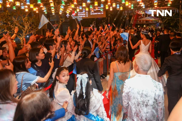 รูป-ประมวลภาพประวัติศาสตร์ขบวนแห่แห่งเกียรติยศ “โอปอล-สุชาตา” คนไทยรอรับแน่นถนนสุขุมวิท-49