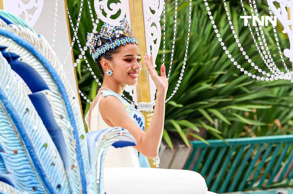รูป-ประมวลภาพประวัติศาสตร์ขบวนแห่แห่งเกียรติยศ “โอปอล-สุชาตา” คนไทยรอรับแน่นถนนสุขุมวิท-40
