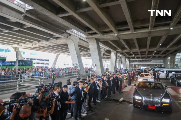 รูป-ประมวลภาพประวัติศาสตร์ขบวนแห่แห่งเกียรติยศ “โอปอล-สุชาตา” คนไทยรอรับแน่นถนนสุขุมวิท-36