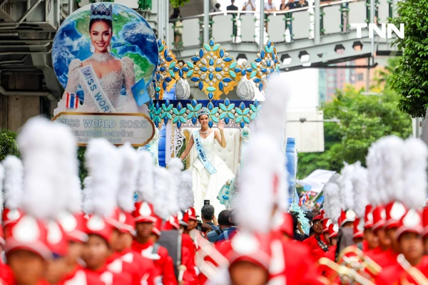 รูป-ประมวลภาพประวัติศาสตร์ขบวนแห่แห่งเกียรติยศ “โอปอล-สุชาตา” คนไทยรอรับแน่นถนนสุขุมวิท-41