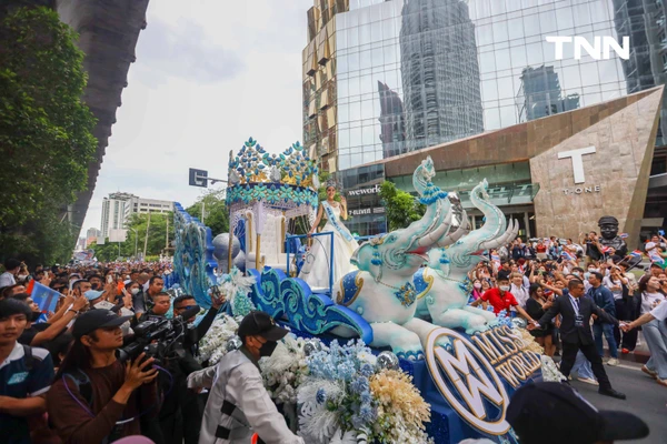 รูป-ประมวลภาพประวัติศาสตร์ขบวนแห่แห่งเกียรติยศ “โอปอล-สุชาตา” คนไทยรอรับแน่นถนนสุขุมวิท-13