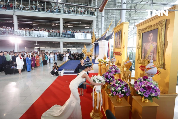 รูป-ประมวลภาพประวัติศาสตร์ขบวนแห่แห่งเกียรติยศ “โอปอล-สุชาตา” คนไทยรอรับแน่นถนนสุขุมวิท-30