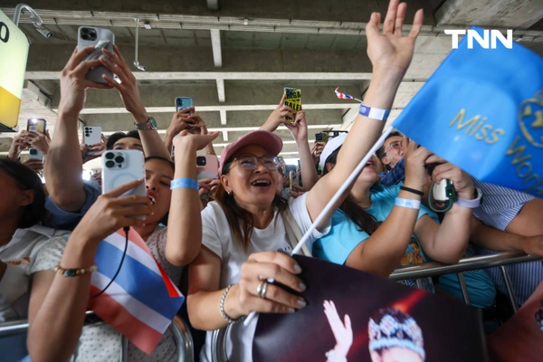 รูป-ประมวลภาพประวัติศาสตร์ขบวนแห่แห่งเกียรติยศ “โอปอล-สุชาตา” คนไทยรอรับแน่นถนนสุขุมวิท-33