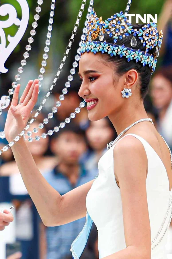 รูป-ประมวลภาพประวัติศาสตร์ขบวนแห่แห่งเกียรติยศ “โอปอล-สุชาตา” คนไทยรอรับแน่นถนนสุขุมวิท-39