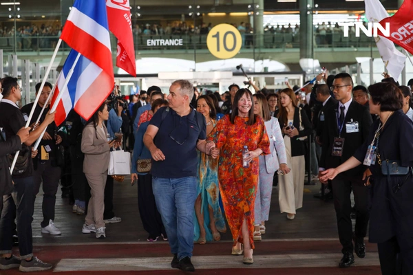 รูป-ประมวลภาพประวัติศาสตร์ขบวนแห่แห่งเกียรติยศ “โอปอล-สุชาตา” คนไทยรอรับแน่นถนนสุขุมวิท-7