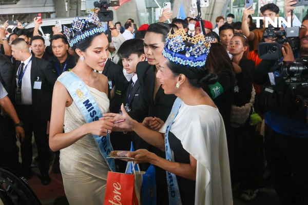 รูป-ประมวลภาพประวัติศาสตร์ขบวนแห่แห่งเกียรติยศ “โอปอล-สุชาตา” คนไทยรอรับแน่นถนนสุขุมวิท-35