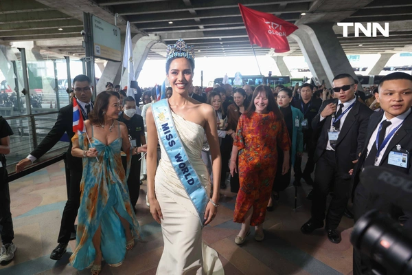 รูป-ประมวลภาพประวัติศาสตร์ขบวนแห่แห่งเกียรติยศ “โอปอล-สุชาตา” คนไทยรอรับแน่นถนนสุขุมวิท-26